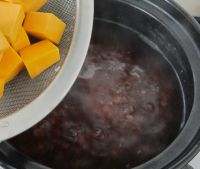 红豆薏米南瓜粥的做法第3步图示