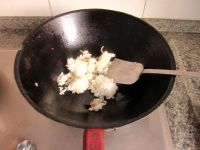 蒜苔鸡蛋炒米饭的做法第6步图示
