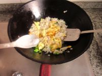 蒜苔鸡蛋炒米饭的做法第7步图示