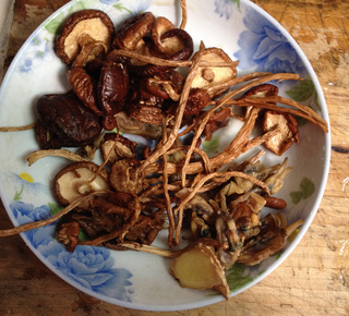 蛏干炖菌菇汤的做法第4步图示