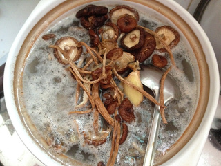 蛏干炖菌菇汤的做法第7步图示
