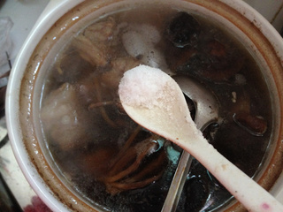 蛏干炖菌菇汤的做法第8步图示